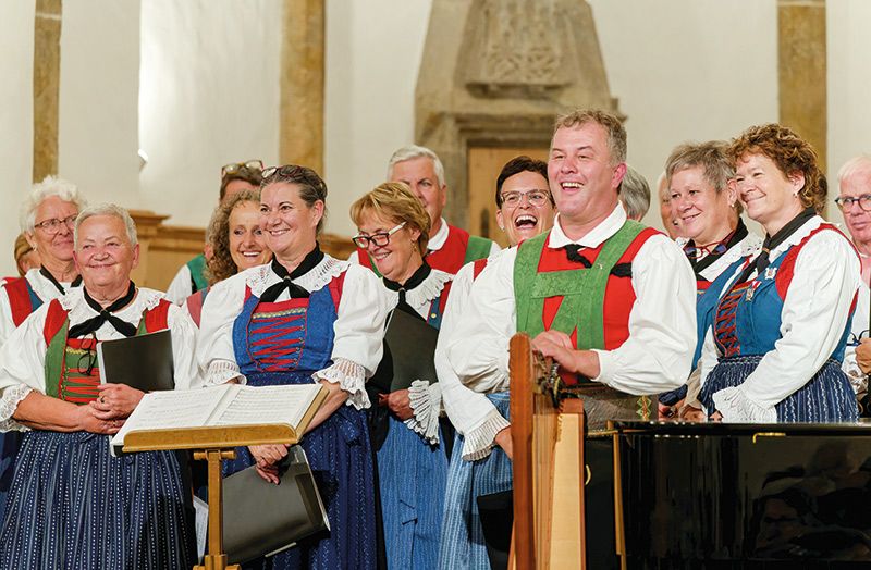 Mit Einsatz, Begeisterung und Freude am Singen: der langjährige Chorleiter Gernot Niederfriniger und sein Vinschger Chor.