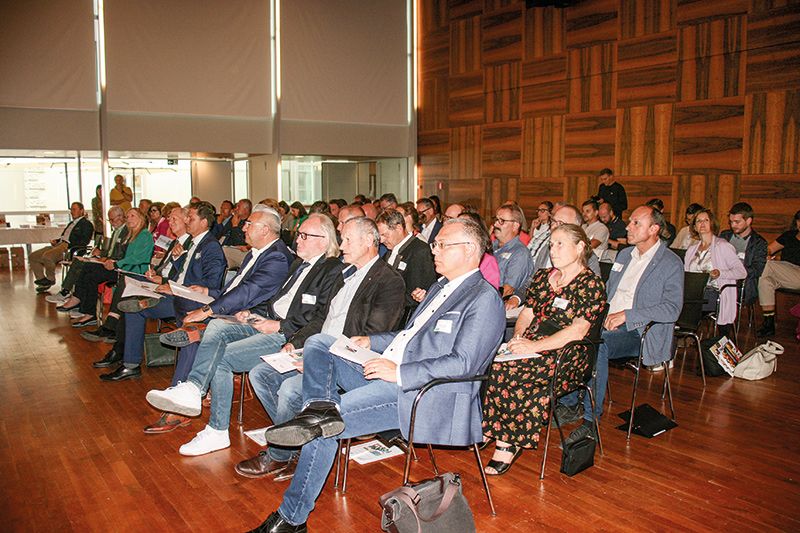 Die Teilnehmer:innen der Tagung waren abschließend von Johannes Graf Trapp zu einem Empfang in der Churburg geladen. Dort erwartete sie auch Altlandeshauptleute Luis Durnwalder.