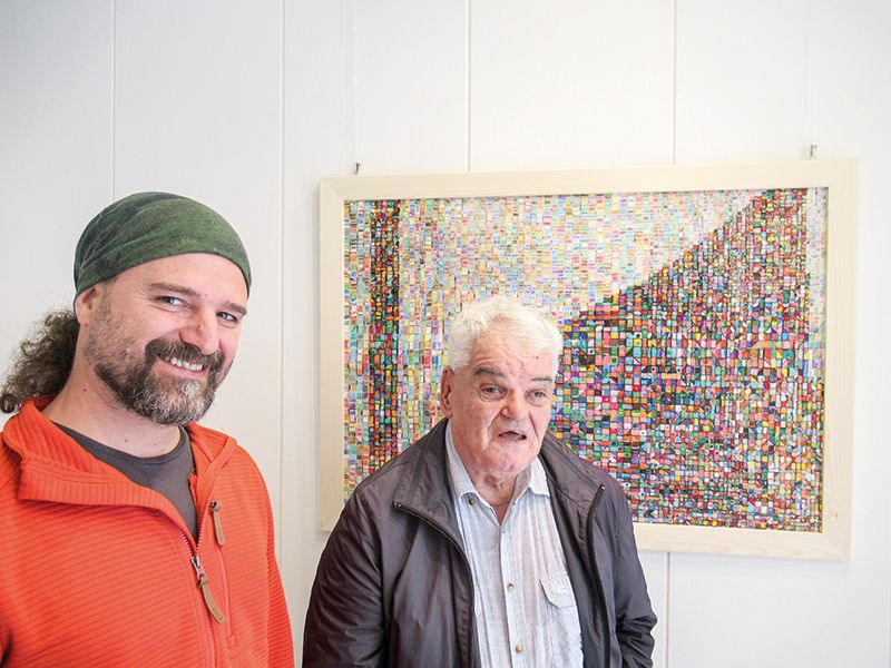 Peter Paul Schalber aus Vetzan präsentierte seine Kunstwerke im Schaufenster der Basis Vinschgau in der Fußgängerzone. V. l.: Matias Alejandro Cabrera und Peter Paul Schalber