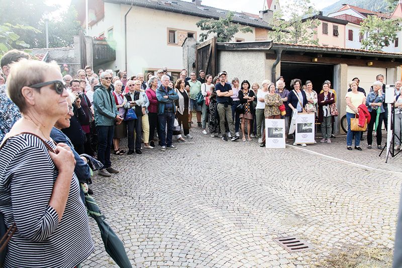 Bei einer gut besuchten Bürgerversammlung wurde über die Nutzung des Kapuzinerangers diskutiert und Ideen wurden gesammelt. Daria Habicher moderierte die Versammlung. Alle Bürger:innen können Ideen oder Anregungen zur künftigen Nutzung des Kapuzinerangers innerhalb 30. September 2022 einbringen: mittels E-Mail an: kapuzineranger@schlanders.it