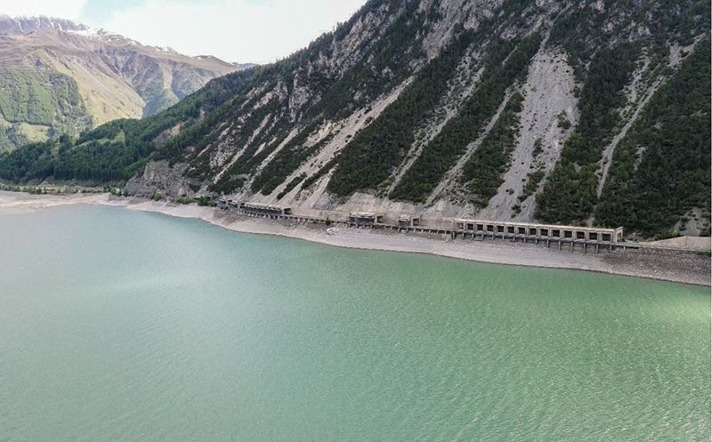 Der rund zwei Kilometer lange Straßenabschnitt bei den Steinschlagschutzgalerien entlang des Reschensees in der Gemeinde Graun im Vinschgau soll sicherer und attraktiver werden. (Foto: LPA/Landesamt für Landesplanung)