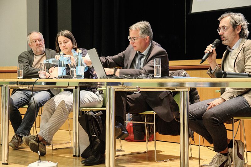 v.l.: Der Gründungsobmann des Landesverbandes der Eigenverwaltungen Südtirols Oswald Angerer, Julia Mayr, Egon Mutschlechner und Georg Miribung: „Die Trientner Fraktionen bekommen jährlich 200.000 Euro von der autonomen Provinz Trient für ihre Verbandstätigkeit.“