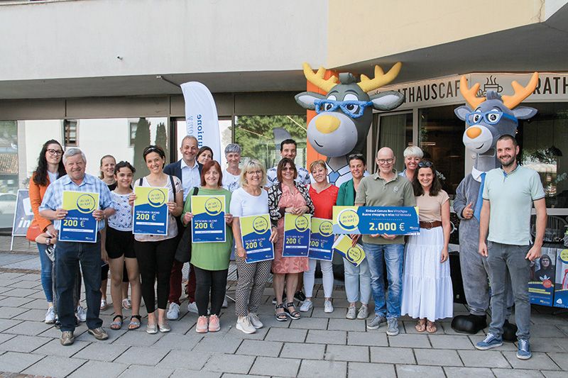 Die Prämierung der Gewinner:innen der hds-Aktion im Bezirk Vinschgau „do leb i do kaf i“ fand am 10. Juni vor dem Rathauscafe am Lacusplatz in Latsch statt