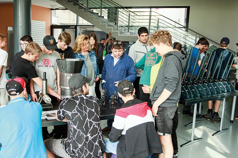 Die Schüler der Schlanderser Metallfachschule und ihre Fachlehrer präsentieren stolz ihre Werke aus Metall