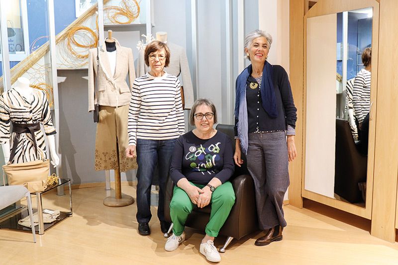 v. l. Margit Hillebrandt (KVW Latsch) und Margit Marsoner (Vinzenzkonferenz Latsch) dankten Leoni vor kurzem persönlich