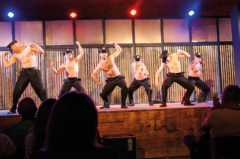 Das Festgelände in der Matscher Au bietet eine ideale Bühne für Freilichtaufführungen unter einem schützenden Dach und Platz für rund 200 Personen. Die Theatergruppe Kortsch spielt die Komödie „Ladies Night – ganz oder gar nicht“. V. l.: Christian Telser (Barry), Stefano Tarquini (Craig), Jonas Tröger (Wesley), Karl Fleischmann (Graham), Phillip Prieth (Gevin) und Hanspeter Plagg (Norman)