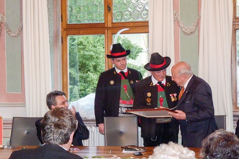 v.l: Olt. Uwe Frank, Hptm. Karl Pfitscher und Franz Matscher bei der Überreichung der Urkunde