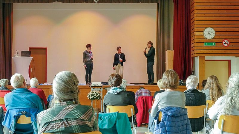 Grettina Weber (Pro Natura Val Müstair) und Franziska Peter (Biosfera Val Müstair) stellen die Neuauflage der Broschüre vor