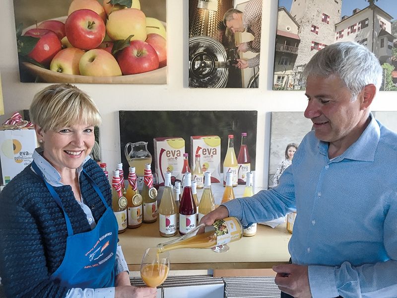 Irmi und Klaus Oberhofer verkosten Malaya. EVA Bio Latsch trifft philippinische Mangos