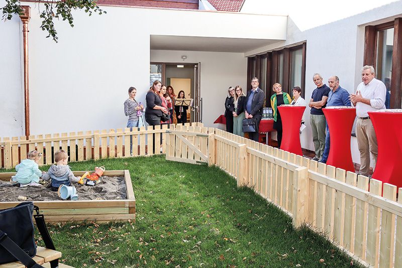 Bei einem Tag der offenen Tür am Samstag, 7. Oktober wurde die Kindertagestätte „Stadtzwerge“ in Glurns eröffnet. Pfarrer Werner Mair segnete die Räumlichkeiten