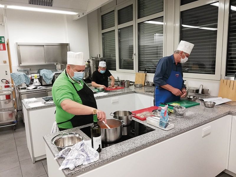 Höchste Konzentration an den Kochtöpfen bei der Zubereitung der Fischgerichte