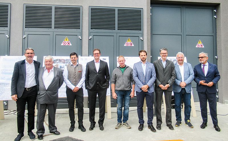 Sie erläuterten den Werdegang und die Wichtigkeit der fünf Gemeinschaftsprojekte: v. l.: LH Arno Kompatscher, BM Franz Heinisch, BM Rafael Alber, Walter Gostner, Georg Rungg, Michael Wunderer, Klaus Wallnöfer, BP Dieter Pinggera und Rudi Rienzner. Die Segnung nahm der Ortspfarrer Florian Öttl vor. Musikalisch umrahmt wurde die Feier von der Musikkapelle Prad.