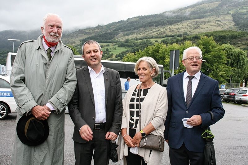 Johannes Graf Trapp, Pfarrer Paul Schwienbacher, Rita und BM Peter Trafoier lauschen dem Ständchen