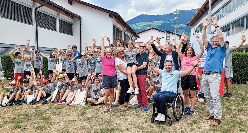 Vertretende der Euregio und der Sportämter haben den jugendlichen Teilnehmenden des Sportcamps in Mals einen Besuch abgestattet. (Foto: Euregio/Armin Gluderer)