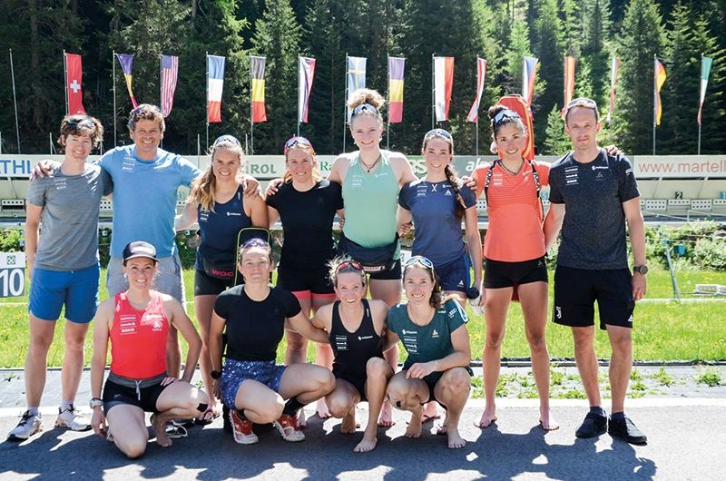 Gruppenfoto: (hinten v. l. stehend): Sandra Flunger, Andreas Kuppelwieser, Irene Cadurisch, Lena Häcki, Amy Baserga, Aita Gasparin, Flavia Barmettler, Martin Janoušek sowie (vorne v. l. kniend): Selina Gasparin, Lea Meier, Elisa Gasparin, Flurina Volken. Foto: © TV Latsch-Martell – Michael Andres