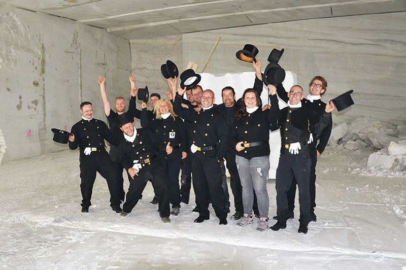 Betriebsausflug der Vinschger Kaminkehrer mit ihrem Team im Laaser Marmorbruch. Ein Dankeschön geht an die Lasa Marmo mit Betriebsleiter Erich Tscholl.