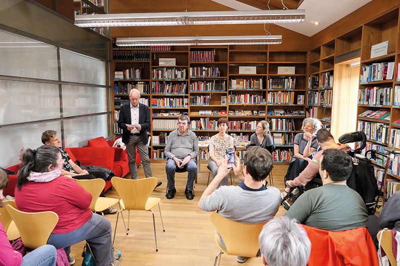  Am 28. Mai gab es eine Lesung in Leichter Sprache in der Bibliothek Schlandersburg: v. l.: Roland Schroffenegger, Robert Mumelter, Karin Pfeifer, Sabrina Simons und Helga Mock