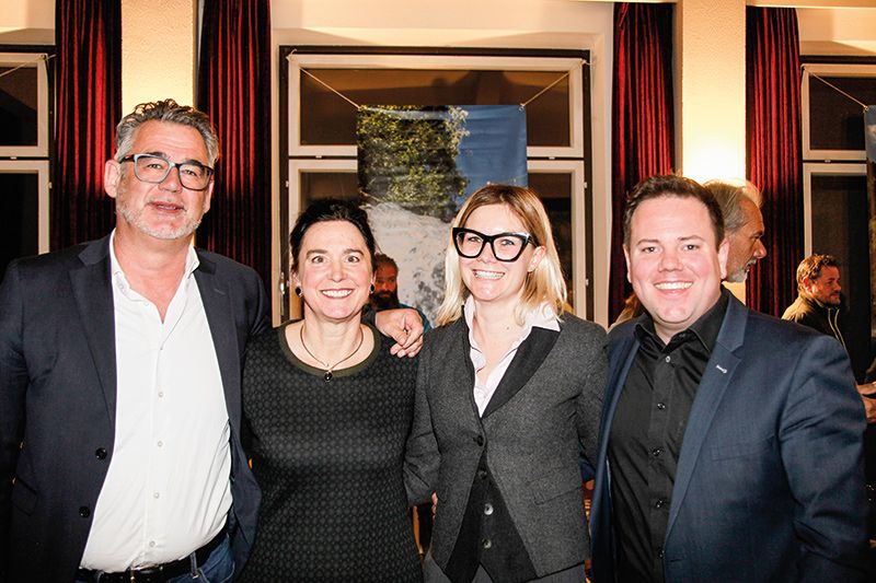 Im Tourismusverin Partschins wird die digitale Umstellung des Südtirol Guest Pass ab 1. Mai getestet v. l. Andreas Dorfmann, Präsident des Mobiilitätskonsortiums Südtirol,TV Direktorin Karin Thaler, Sophia Oberjakober, Geschäftsführerin Mobilitätskonsortium Südtirol und TV-Präsident Philip Schönweger
