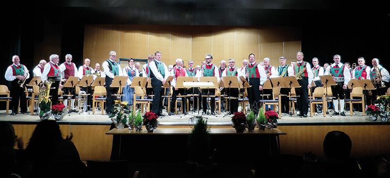 Seit 2006 gibt es das Bezirksblasorchester 50+. Beim diesjährigen Konzert am 15. Dezember beteiligten sich 48 Musikanten aus dem ganzen Bezirk unter dem Kapellmeister Christian Prister aus Kastelbell. Mit dabei, als ältester Teilnehmer, war auch sein Vater Josef Prister, geboren 1931.