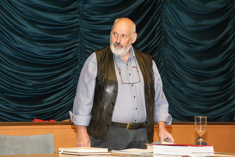 Herbert Raffeiner beim Vortrag über die Option im Josef Maschler Haus in Tschars. Organisiert und eingeladen hat der Bildungsausschuss Kastelbell-Tschars