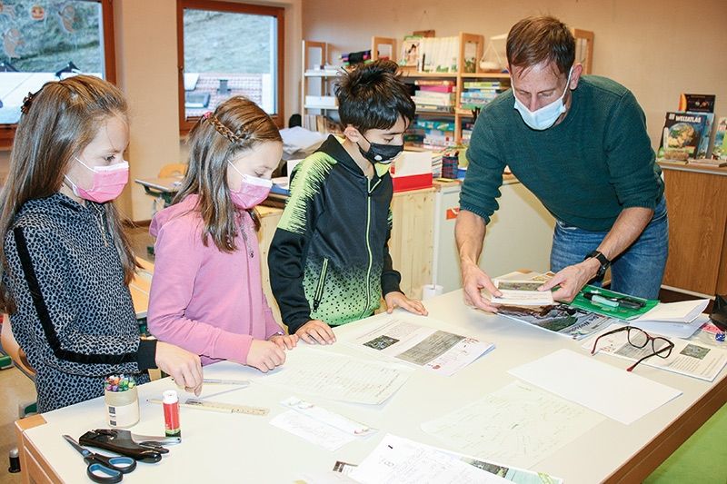 Lehrer Florian Thaler mit den kleinen Redakteuren Zum Lehrerteam in der Grundschule Planeil gehören auch Katrin Stecher, Anna Platter und Gianni Grieco