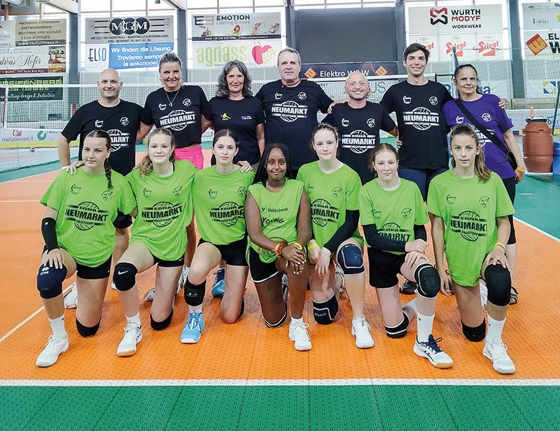 Das Trainerteam in Neumarkt mit den Vinschger Volleyballspielerinnen v.l. Marie Moriggl, Emma Pircher, Valentina Lena, Tinebeb Koch, Mia Lutz, Mia Sophie Moriggl und Lisa Maria Pileggi Begleitet wurden sie von der Malser Volleyball Koordinatorin und Trainerin Karin Thanei (hinten dritte von links)