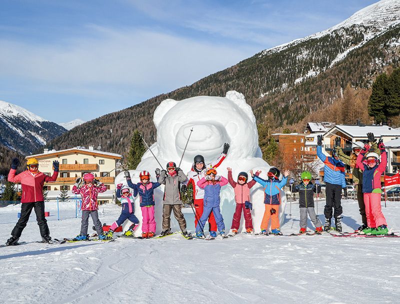 Der rund drei Meter hohe Schneebär ist die Attraktion im Kinderpark an der Talstation der Seilbahn Sulden. Die Skihasen haben ihren Spaß, durch ein Loch im Bauch durchzufahren. Und sie haben etwas zu lachen, wenn sich ihre Skilehrer bei der Höhe verschätzen.