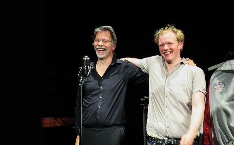Zum Abschluss der Spielzeit des Südtiroler Kulturinstituts gab es einen Elvis Presley Abend mit dem Schauspieler, Musiker und Sänger Sebastian Griegel (rechts) und dem Pianisten und Gitarristen Andreas Lenz (links im Bild)