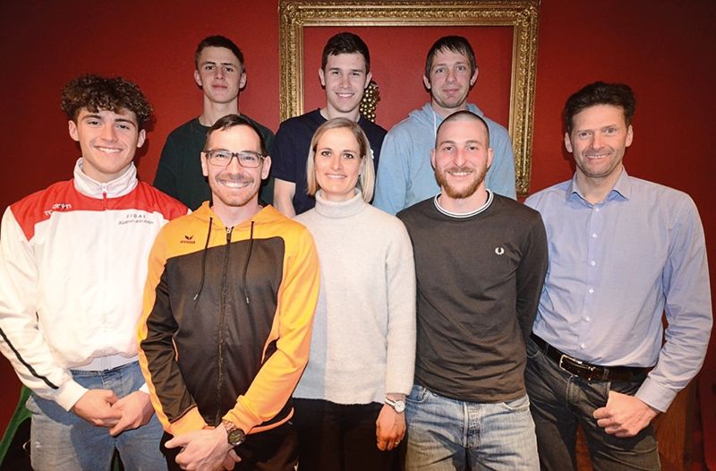 Im Bild der neue Ausschuss von vorne links: Manuel Modica, der neue Präsident Tobias Lechthaler, Monika Müller, Fabian Waldner, Hannes Gamper. Hinten links: Moritz Graf, Mirko Lepir und Christian Gerstl
