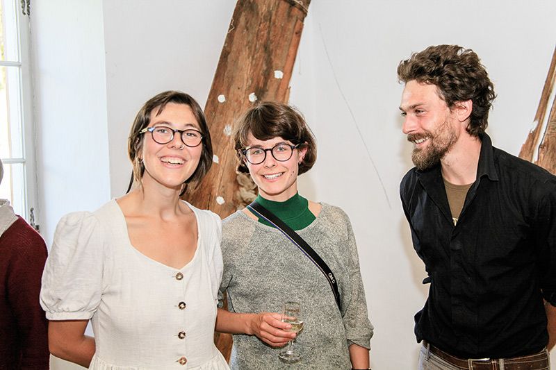 v. l.: Laura Pan, Charlotte Aurich und Ariel Trettl bei der Ausstellung „Kommende Kosmen“ in der Kommende Lengmoos am Ritten