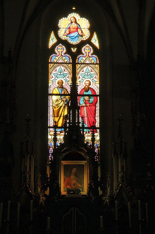 Die Pfarrpatrone Petrus und Paulus in der Pfarrkirche von Latsch. Dargestellt wird der hl. Petrus als Apostel oder Papst mit Schlüssel, Buch, Fisch, Hahn oder Kreuz oder auch umgekehrt am Kreuz hängend. Der hl. Paulus wird mit Buch und Schwert dargestellt.