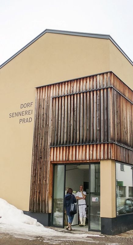 Bio-Dorfsennerei-Prad, seit 2019 unter der Führung der Bürgergenossenschaft Obervinschgau, Infos: https://bio-dorfsennerei.it/