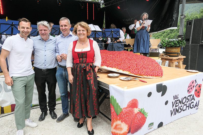 v. l.: David Frank von der IDM, BM Georg Altstätter, LR Luis Walcher und LH-Stellvertreterin Rosmarie Pamer nach dem Tortenanschnitt beim Erdbeerfest im Freizeitzentrum Trattla