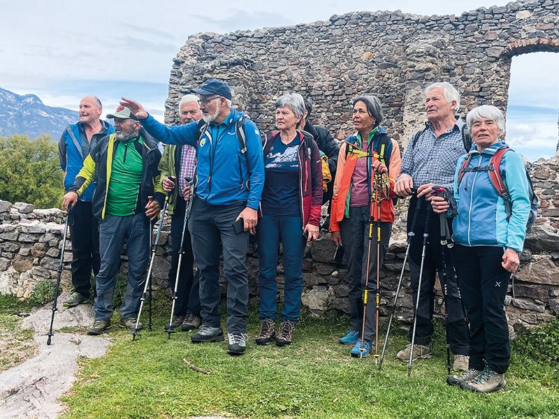 Kassian Winkler mit seiner Gruppe vor der Ruine auf Castelfeder