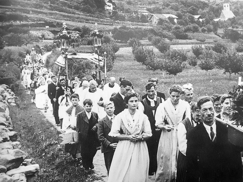 Urbani- Prozession (1950) auf dem Tisser Weg. Geitlichkeit: HH Martin Schwarz, HH Johannes Prugger, Vetzan, HH Franz Schönegger, Tarsch.