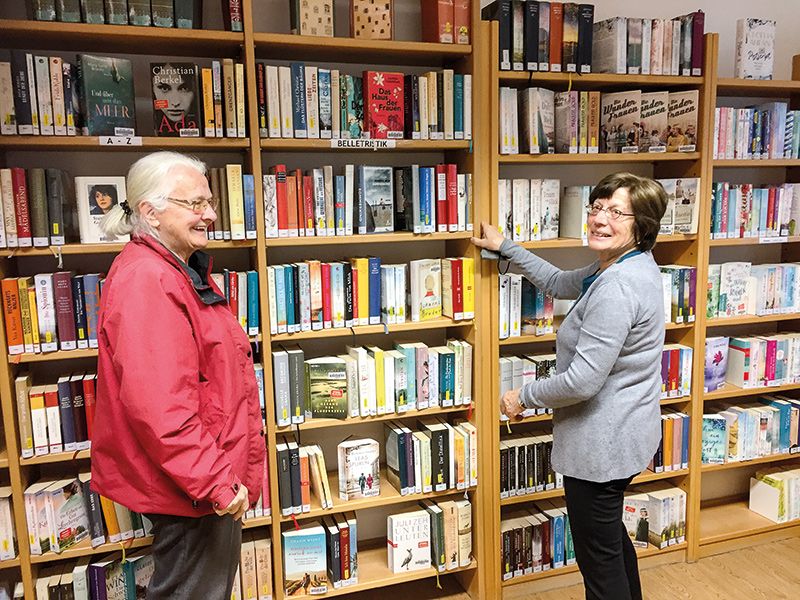 v. l.: Margarete Pichler und Ilse Pircher, ehrenamtliche Mitarbeiterin in der Bibliothek in Tarsch