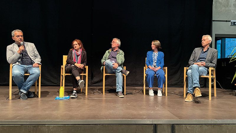 Diskussion über die Europawahl und Weckruf für  die Gemeinderatswahlen 2025 in der Basis in Schlanders v. l.: Paul Köllensperger (Team K), Brigitte Foppa (Grüne), Moderator Heinrich Zoderer, Andrea Perger (Bürgerliste Laas) und Karl Bernhart (Bürgerliste Prad)