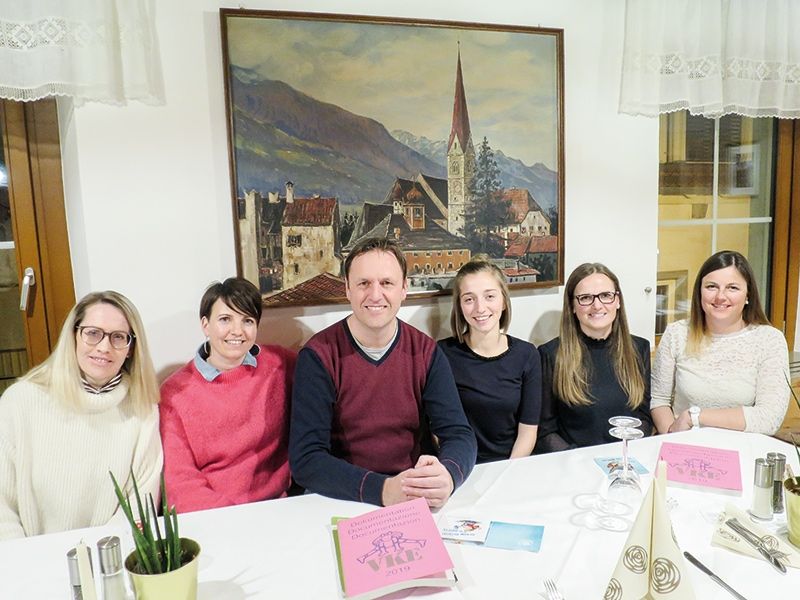 Der Vorstand der VKE-Sektion Schlanders konnte bei der Jahresversammlung auf ein umfangreiches Programm zurückblicken und die neuen Vorhaben vorstellen. V.l.: Heike Fleischmann, Petra Koch, Ivan Runggatscher, Angelika Alber, Karin Brugger und Sarah Wegmann. Von Bozen angereist waren auch der Geschäftsführer Roberto Pompermaier und das Ausschussmitglied Rosmarie Wieser