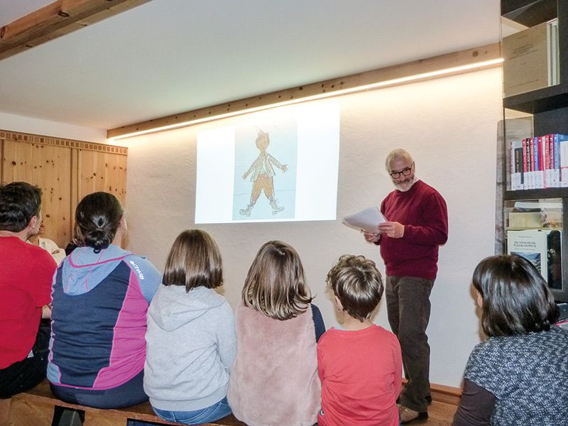Der „Schellen-Ursli“ ist das berühmteste Schweizer Kinderbuch nach „Heidi“. Ernst Thoma hat die Geschichte in den Vinschger Dialekt übersetzt.