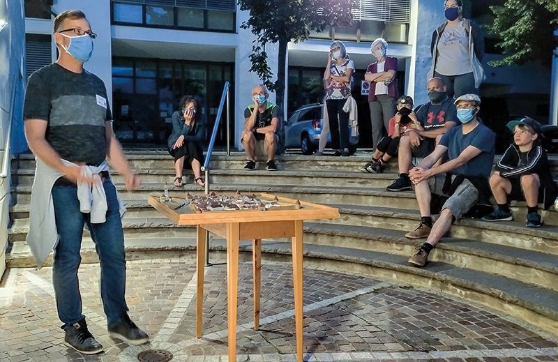 Christof Anstein erklärt die Phasen der Glurnser Geschichte mit dem Modell der Stadt; 