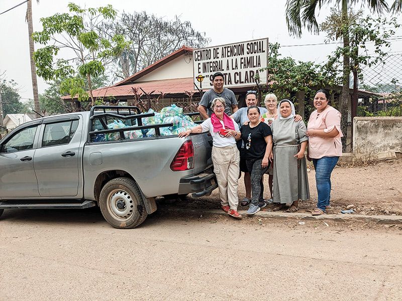 Vor dem Ernährungszentrum Santa Clara v. l. n. r. vorne: Dr. Ute Glock, Adriana Arredondo Suarez, Sr. Yanira, Dr. Angelita Becerra.