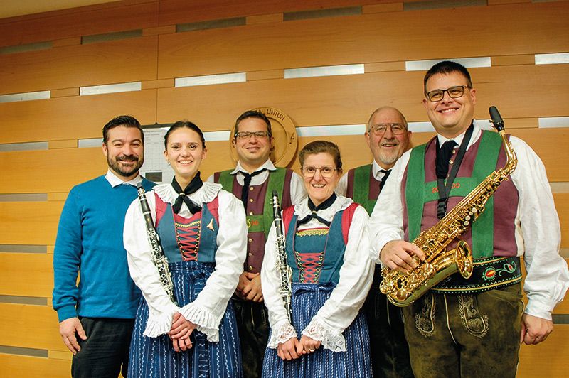 Raika-Vertreter Michael Pinggera, Teresa Blaas, Karin Dietl, Harald Tappeiner, dahinter Kapellmeister Werner Brunner und Obmann Andreas Paulmichl