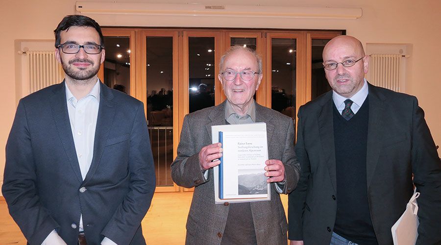 Im Vinschger Museum wurde das 560 Seiten umfassende Buch „Siedlungsforschung im mittleren Alpenraum. Ausgewählte Aufsätze zu Siedlung, Herrschaft, Gesellschaft und Wirtschaft in Südtirol und im Trentino“ von Rainer Loose vorgestellt. V. l. David Fliri, Rainer Loose und Gustav Pfeifer.