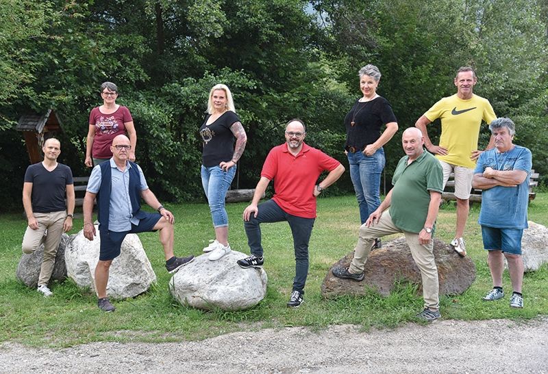 Die Kandidaten der Bürgerliste Mitanond v.l.: Christoph Alber, Agnes Steger Trafoier, Josef Kofler, Jasmin Runggatscher, Bürgermeisterkandidat Michele Modica, Claudia Gunsch Haller, Johann Georg Frank, Georg Pegger, Walter Auer