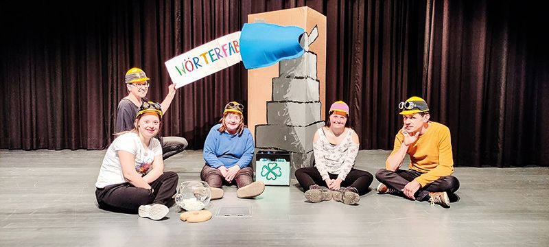 Auf der Bühne v.l.: Frieda, Fanny, Lisa, Lara, und Christian