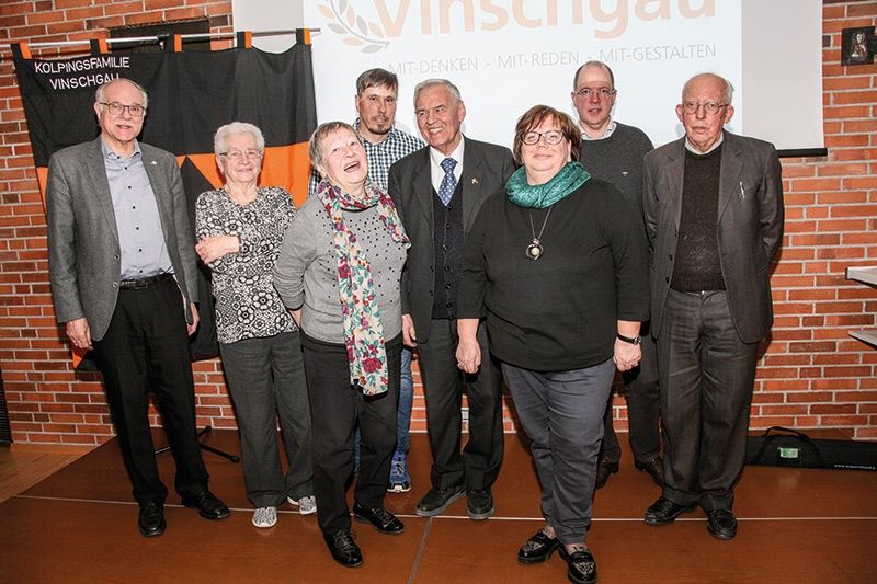 v.l.: Otto von Dellemann, Barbara Oberdörfer (Vorstand), Annarosa Former (Vorsitzende), Thomas Warger (Vinschgau-Sekretär), Nationalpräses Josef Stampfl, Brigitte Fritz (Vorstand), Werner Kuntner (Vorstand) und Vinschgau Präses Altdekan Josef Mair