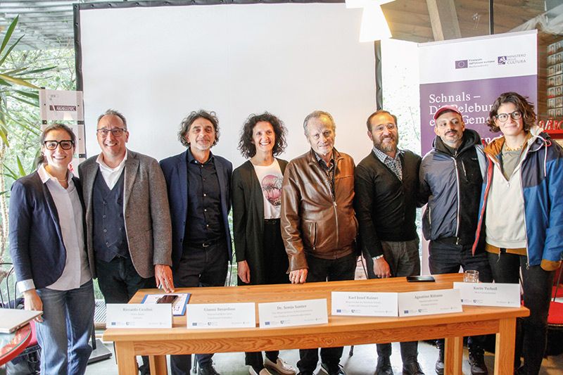 v. l.: Karin Tscholl, Riccardo Cicolini, Gianni Berardino, VizeBM in Sonja Santer, BM Karl Josef Rainer, Agostino Riitano und das Kollektiv funduk