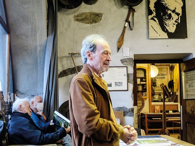 Siegfried de Rachewiltz bei der Vorstellung der Schrift „Kraut & Rüben“ am 25.09.2020 auf der Brunnenburg, im Hintergrund Hans Wielander, der Herausgeber der Kulturzeitschrift Arunda