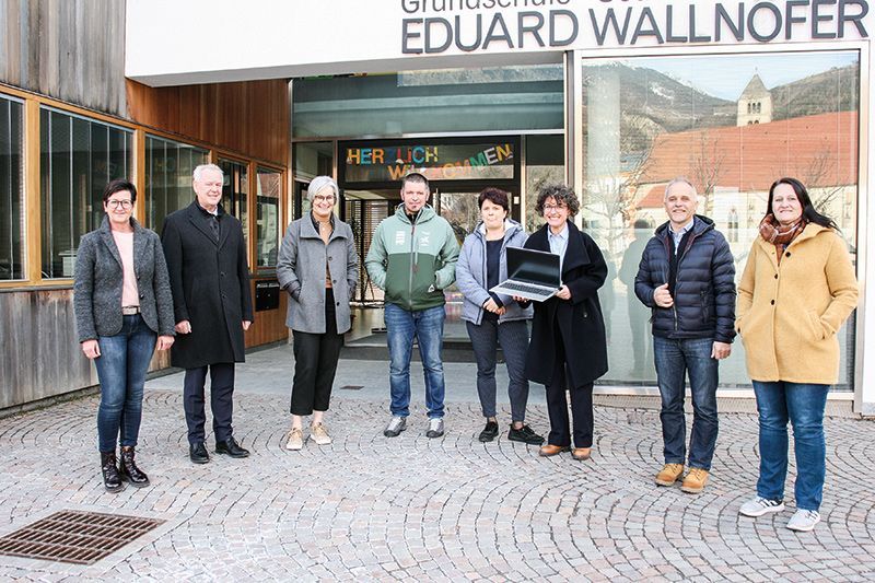 Die Verantwortlichen der Raiffeisenkasse Prad-Taufers bei der Übergabe der Laptops an die Verantwortlichen im Schulsprengel Schluderns