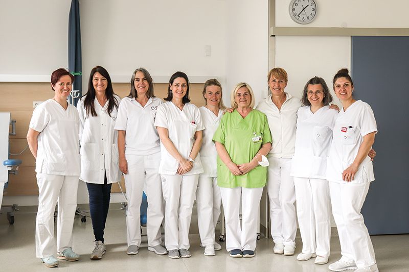 v. l. Heidi Innerhofer, Sara Vanzo, Renate Schwembacher, Renate Gianordoli, Manuela Gluderer, Claudia Fischnaller, Susanne Pragal, Mirta Kerschbamer und Karin Thanei (es fehlen im Bild Irene Vonmetz, Lukas Schwarz, Ruth Warger, Astrid Stecher und Petra Gufler